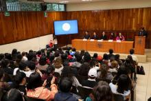 Reflexionan sobre el Día del Amor y la Amistad con conferencia sobre el bombardeo amoroso