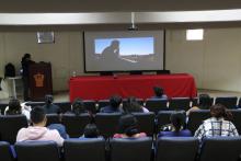 Cineasta charla con estudiantes de periodismo sobre la producción cinematográfica en México