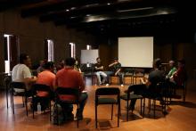 Debaten sobre la amistad y relaciones interpersonales en el Café filosófico de la Casa del Arte