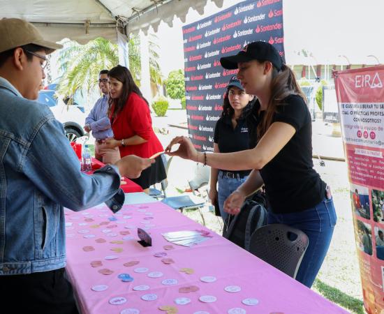 Solicitan vacantes alumnos y egresados en la Primera Feria del Empleo CUSur 2024