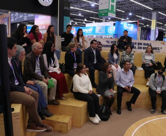 CUSur presenta libro que conecta teoría e innovación en negocios en la FIL 2024