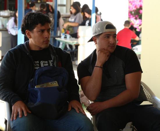 Estudiantes reflexionan sobre el valor intrínseco de la naturaleza en taller de ecopoesía