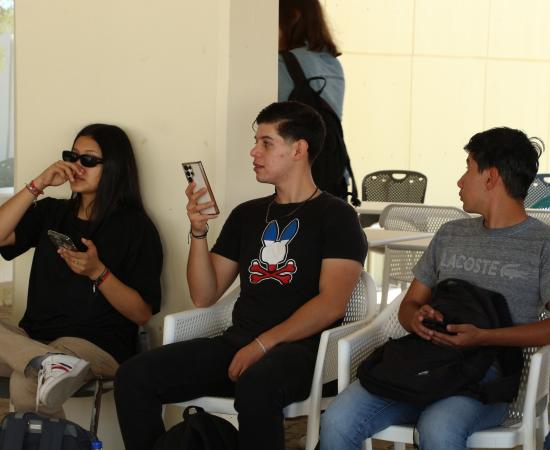 Estudiantes reflexionan sobre el valor intrínseco de la naturaleza en taller de ecopoesía