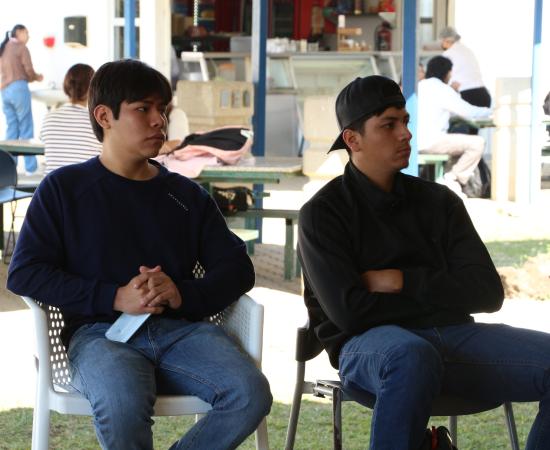 Estudiantes reflexionan sobre el valor intrínseco de la naturaleza en taller de ecopoesía