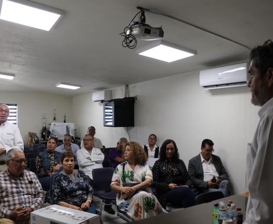 Entrega el Secretario General del STAUdeG equipo a la delegación del CUSur