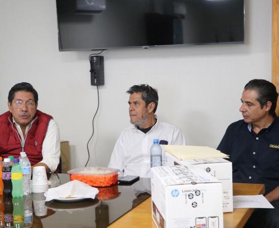 Entrega el Secretario General del STAUdeG equipo a la delegación del CUSur