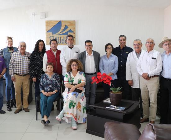 Entrega el Secretario General del STAUdeG equipo a la delegación del CUSur