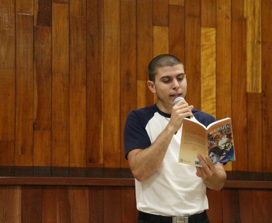 Escritor catalán presenta libro en el CUSur