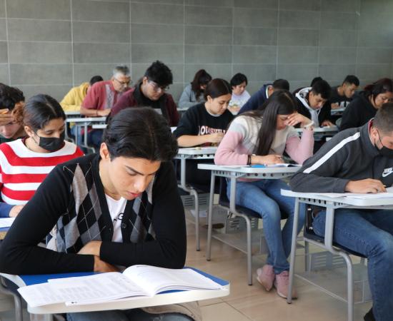 Aspirantes al CUSur presentan examen de admisión al calendario 2023 A