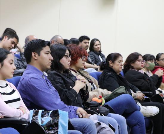 Develan mural y hablan sobre maestro emérito como inicio del ciclo escolar en la carrera de Letras Hispánicas del CUSur