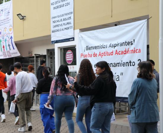 Asisten mil 810 aspirantes a realizar su examen de ingreso al CUSur