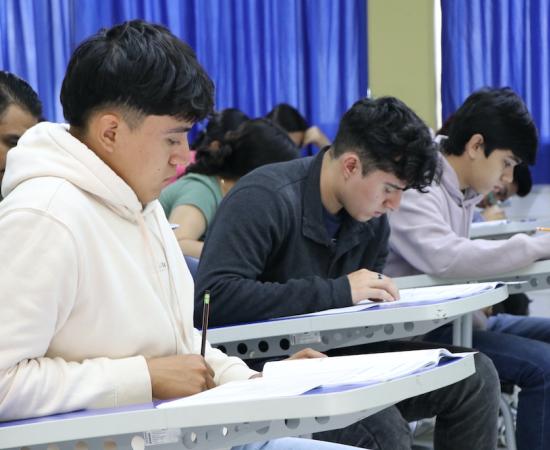 Asisten mil 810 aspirantes a realizar su examen de ingreso al CUSur