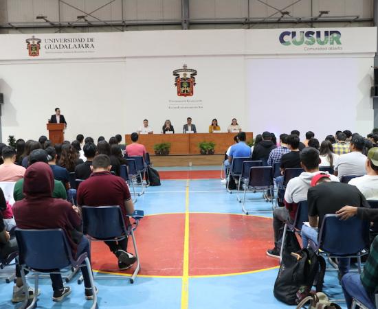 Se actualizan en ciencia durante la bienvenida de la División de Ciencias Exactas del CUSur
