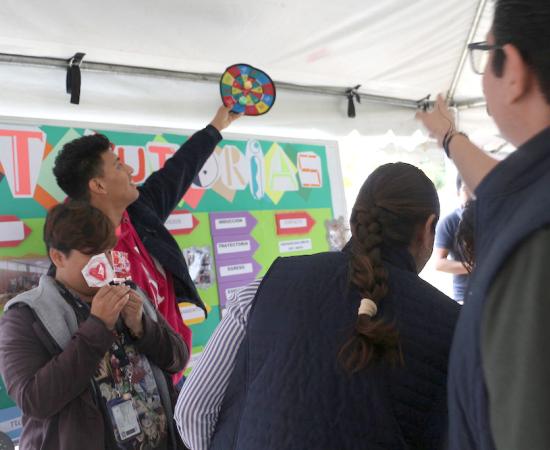Muestran a la comunidad del CUSur los servicios académicos con los que cuenta a través de una feria