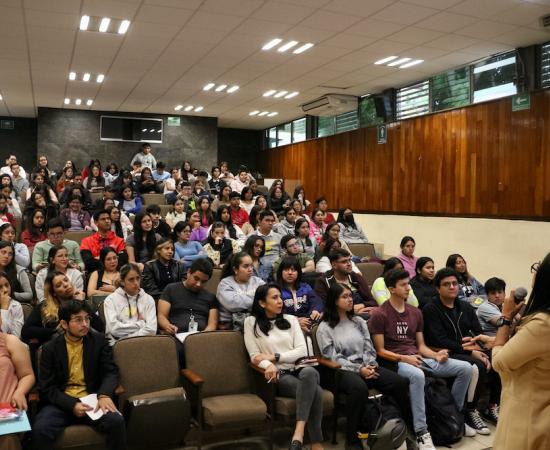 Dictan conferencia sobre el amor consensuado en el Día del Amor y la Amistad