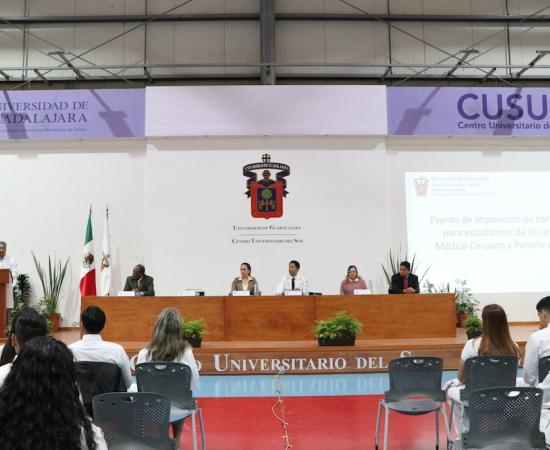Realizan ceremonia de imposición de batas blancas a estudiantes de Medicina del CUSur