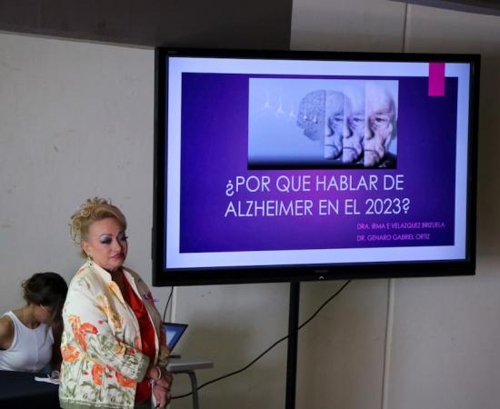 Imparten conferencia sobre la importancia de hablar del Alzheimer en 2023