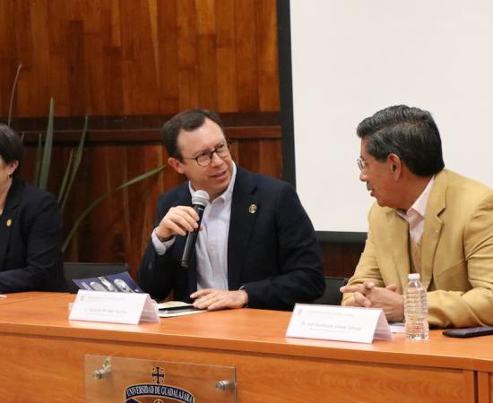 Presentan “Administración pública en México: retos y temas en tiempos disruptivos” en el CUSur