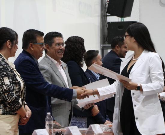 359 egresados del CUSur recibieron su acta de titulación