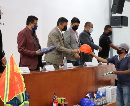 El CUSur entrega equipo al personal de servicios generales