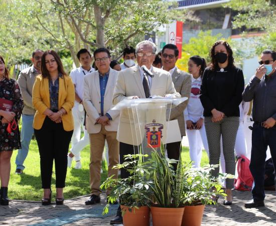 Develan placas de las carreras acreditadas en el CUSur