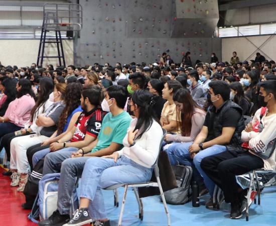 Ex jugador del equipo Atlas comparte charla con alumnos del CUSur