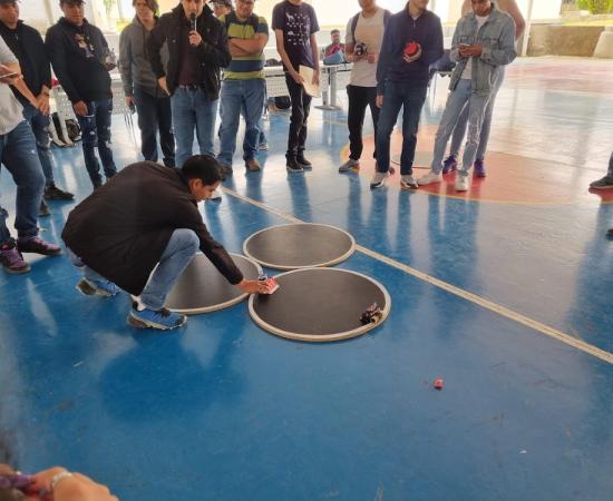 Se realizó competencia de robots minisumo en el CUSur