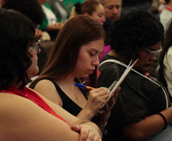 CUSur y CUChapala presentaron en la FIL 2025 el libro Contar con el lenguaje, una obra colectiva en honor a Cristina Rivera Garza