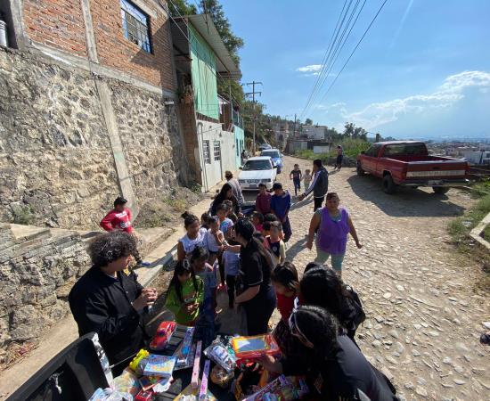 Entrega de juguetes XXII Kilómetro del juguete