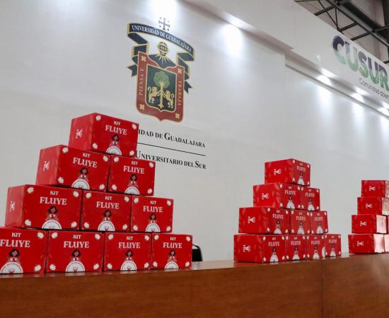 CUSur entrega kits menstruales como parte del programa Fluye con Seguridad de la FEU