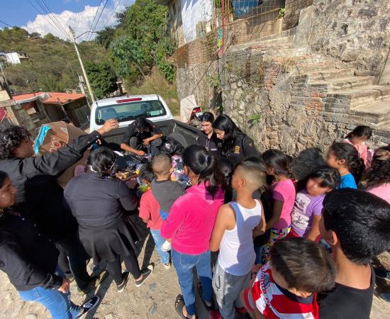 Entrega de juguetes XXII Kilómetro del juguete