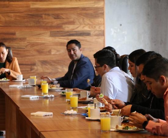 Reconocimiento a egresados con excelencia en CENEVAL