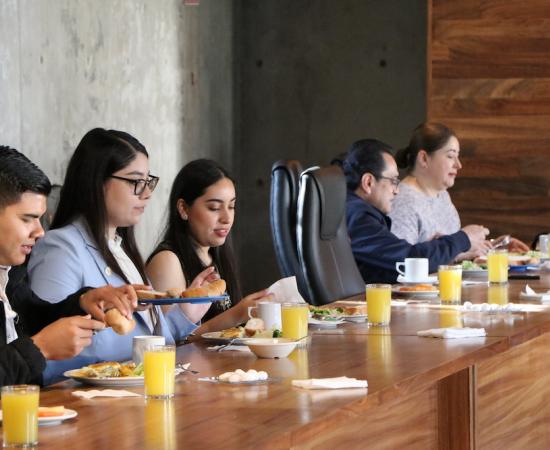 Reconocimiento a egresados con excelencia en CENEVAL