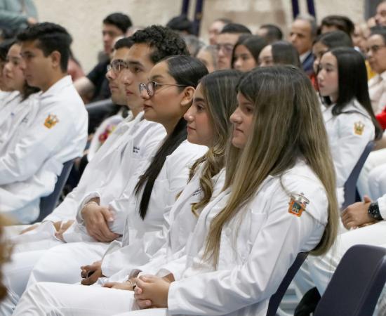 Juramento ante el cadáver anónimo e imposición de batas blancas
