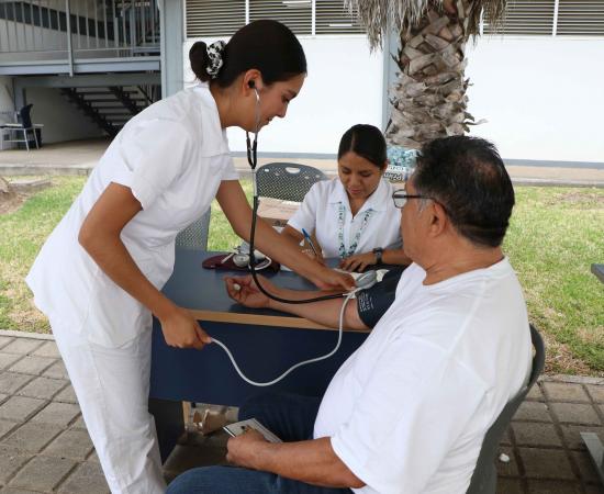 SISSMA CUSur fomenta la salud preventiva con feria para trabajadores universitarios