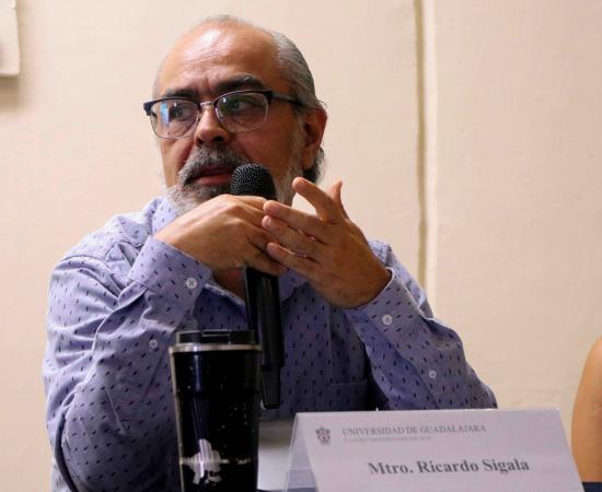 Presentan poemario “Hundir las manos temblorosas” en el CUSur